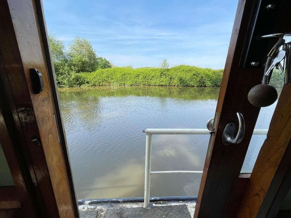 Dutch Cruiser Ship On A Tranquil Secluded River Tonbridge Zewnętrze zdjęcie