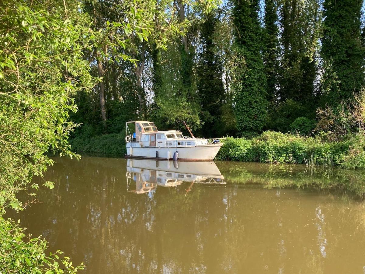 Dutch Cruiser Ship On A Tranquil Secluded River Tonbridge Zewnętrze zdjęcie