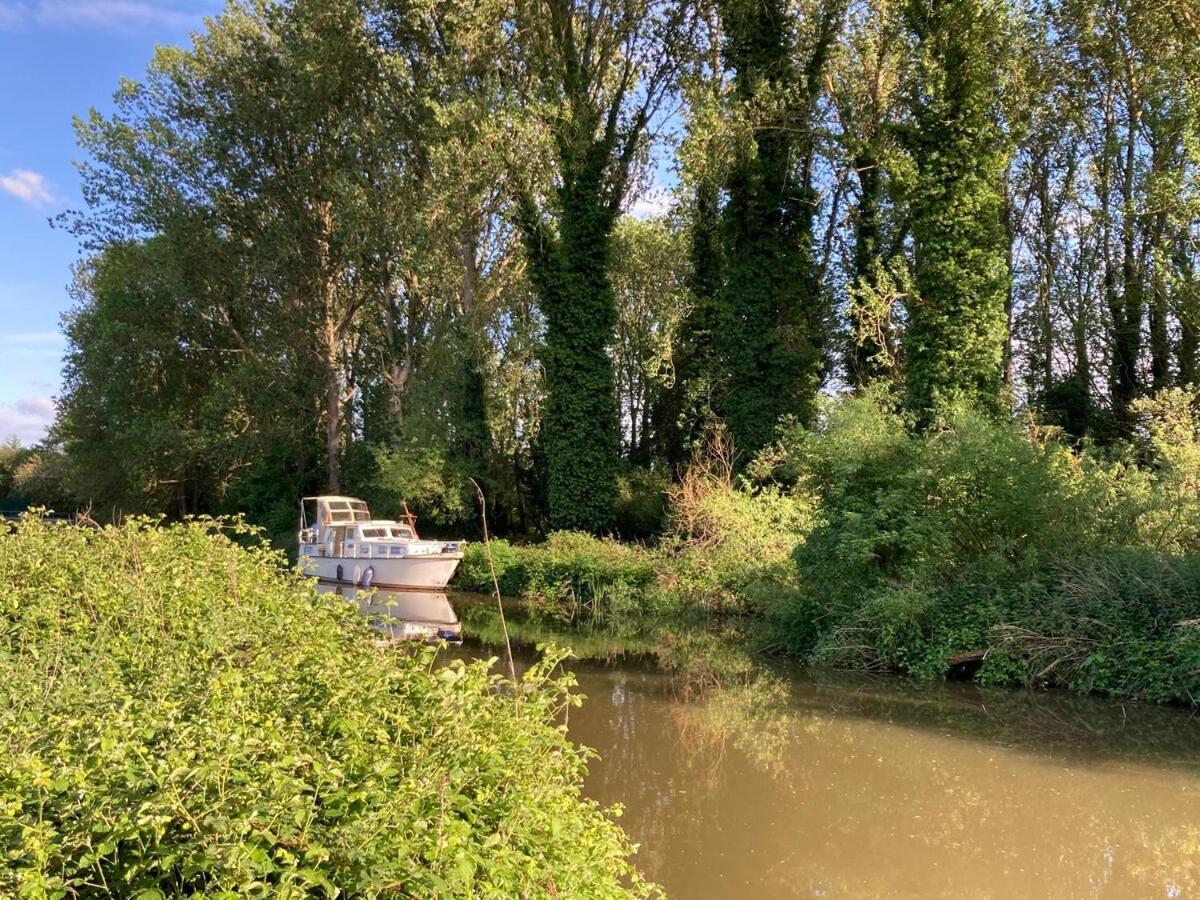 Dutch Cruiser Ship On A Tranquil Secluded River Tonbridge Zewnętrze zdjęcie