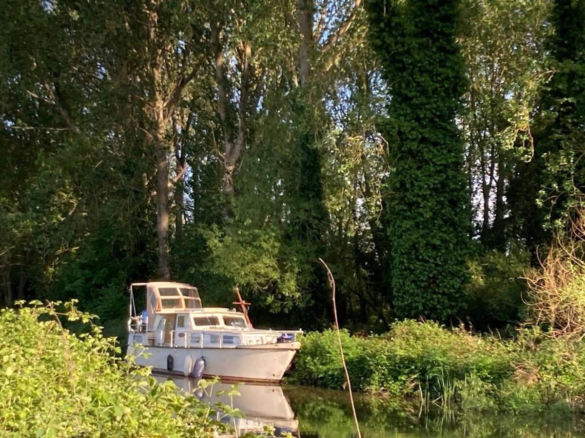 Dutch Cruiser Ship On A Tranquil Secluded River Tonbridge Zewnętrze zdjęcie