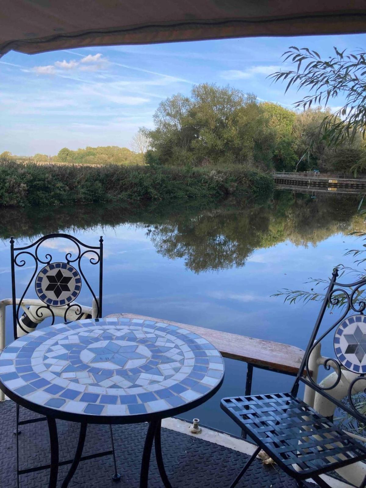 Dutch Cruiser Ship On A Tranquil Secluded River Tonbridge Zewnętrze zdjęcie